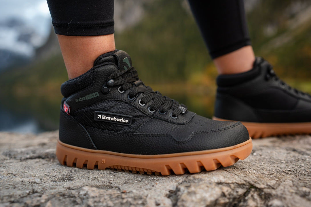 Los bototos barefoot UrbanEdge Waterproof Black combinan impermeabilidad, flexibilidad y diseño minimalista para acompañarte en cualquier clima y terreno con total comodidad.