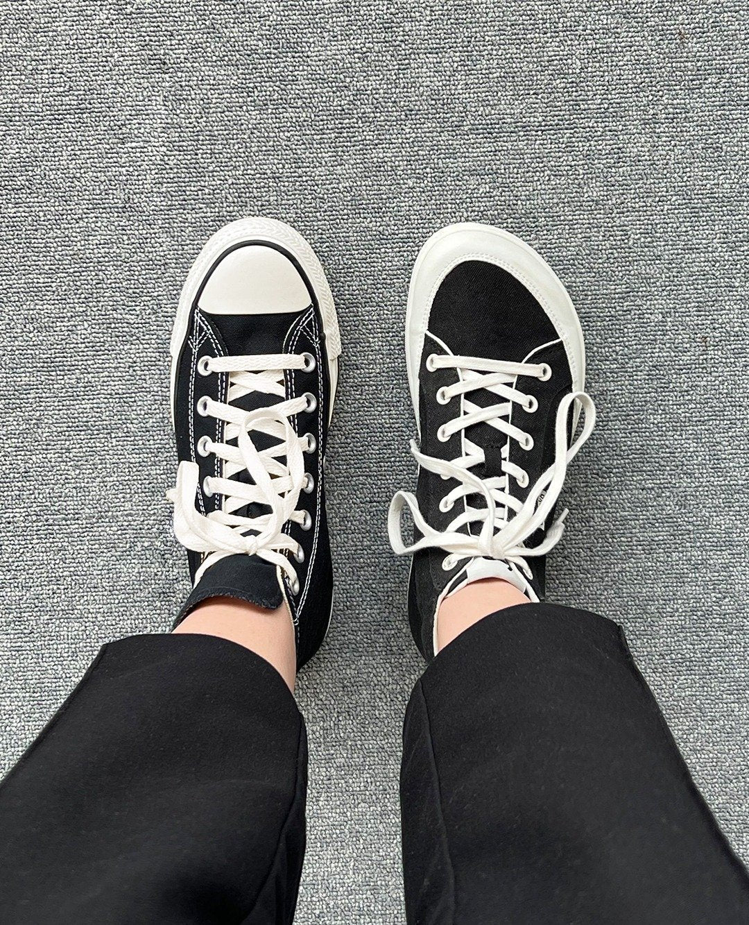 Comparación entre zapatilla converse y zapatilla barefoot con puntera ancha y suela flexible sobre suelo natural