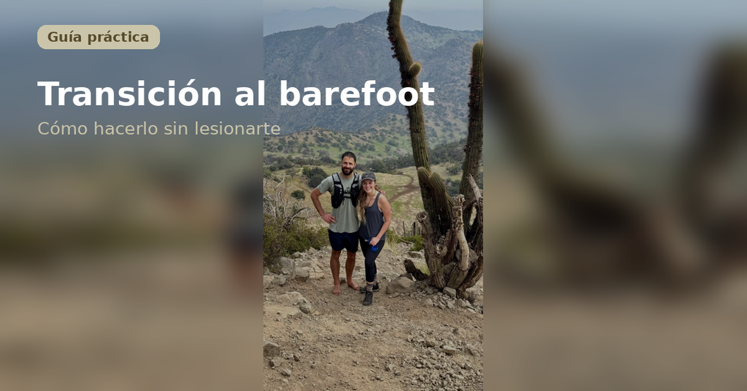 Persona caminando descalza y persona caminando con zapatilla barefoot en exterior — guía de transición al calzado minimalista
