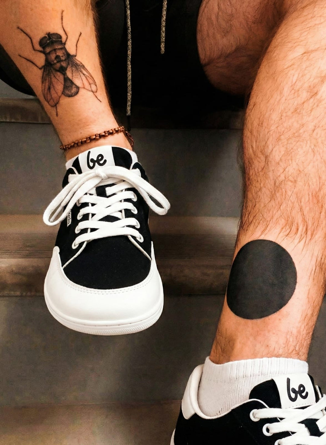 Pies con zapatos barefoot y tatuajes