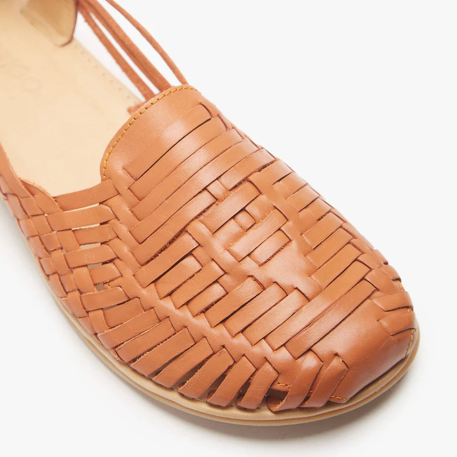 Calzado barefoot de cuero Origo Huaraches Ancha Toffee, detalle del trenzado de cuero