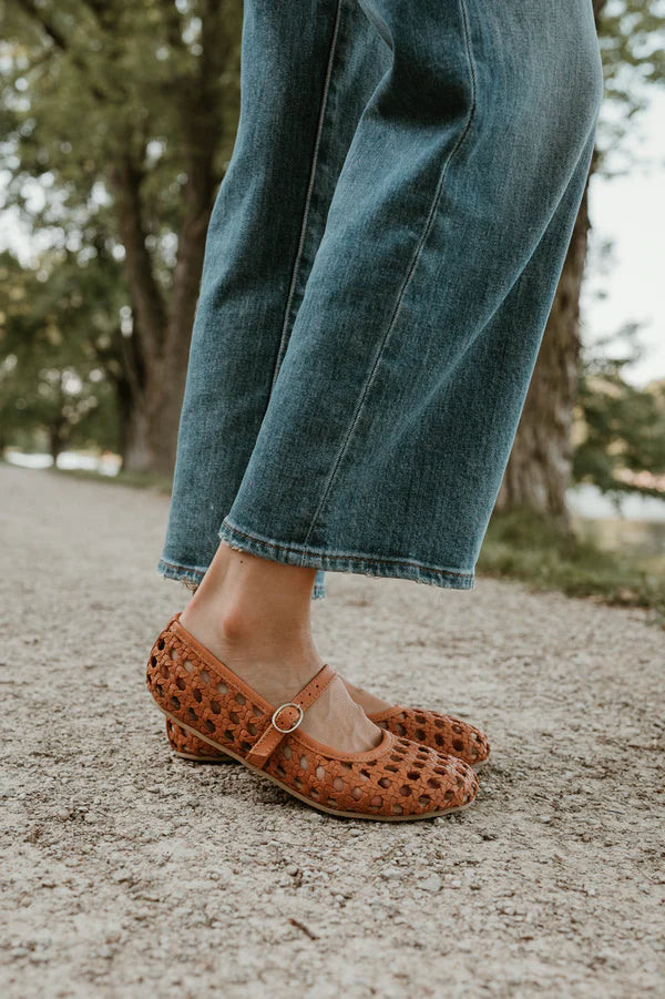 Mujer con zapatos barefoot elegantes