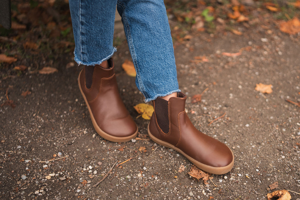 Botines barefoot chelsea Be Lenka Entice Neo Dark Brown de cuero, puestos con jeans