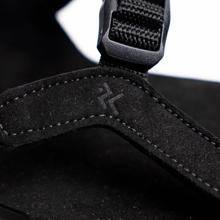 Detalle de la sandalia barefoot Runae Zenda Trail negra