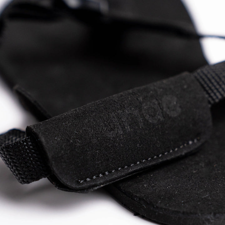 Sandalia minimalista Runae Zenda Trail negra con cero drop