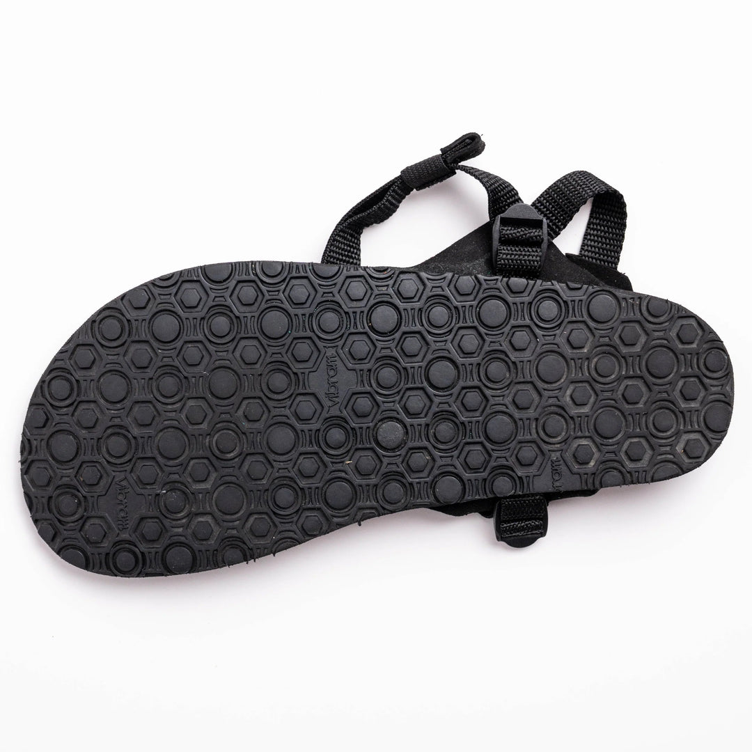 Sandalia barefoot para trail Runae Zenda negra con suela Vibram