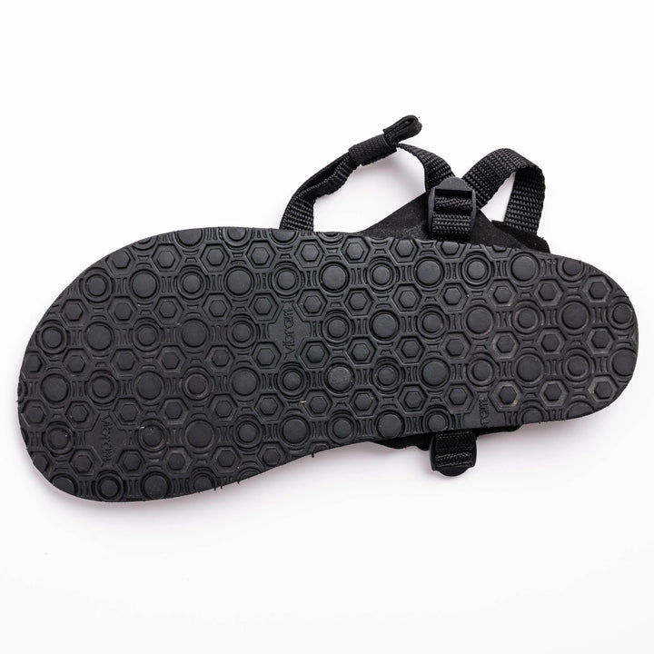 Sandalia barefoot para trail Runae Zenda negra con suela Vibram