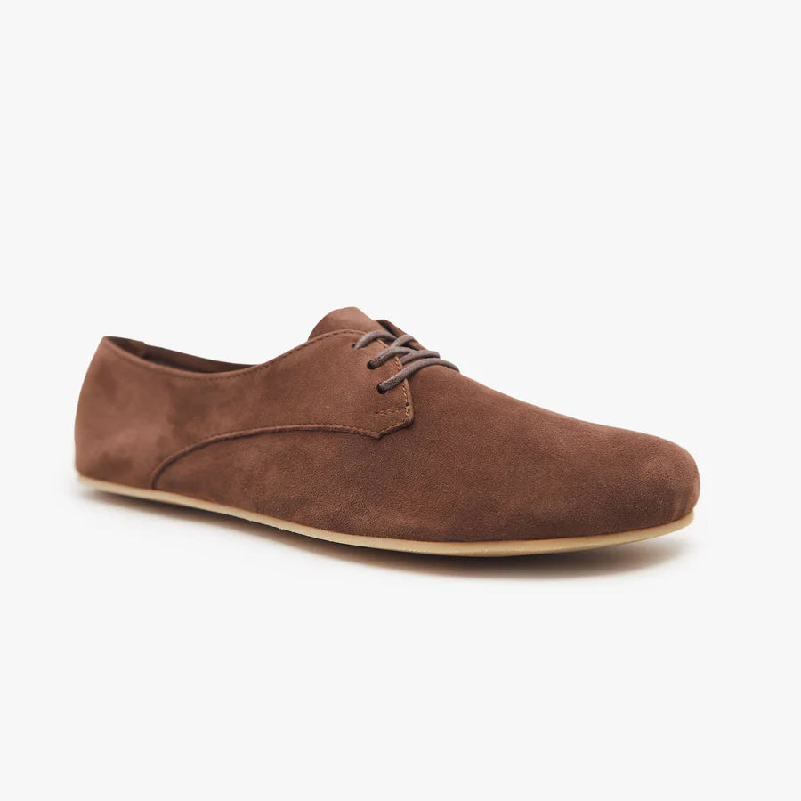 Barefoot mujer formal cuero