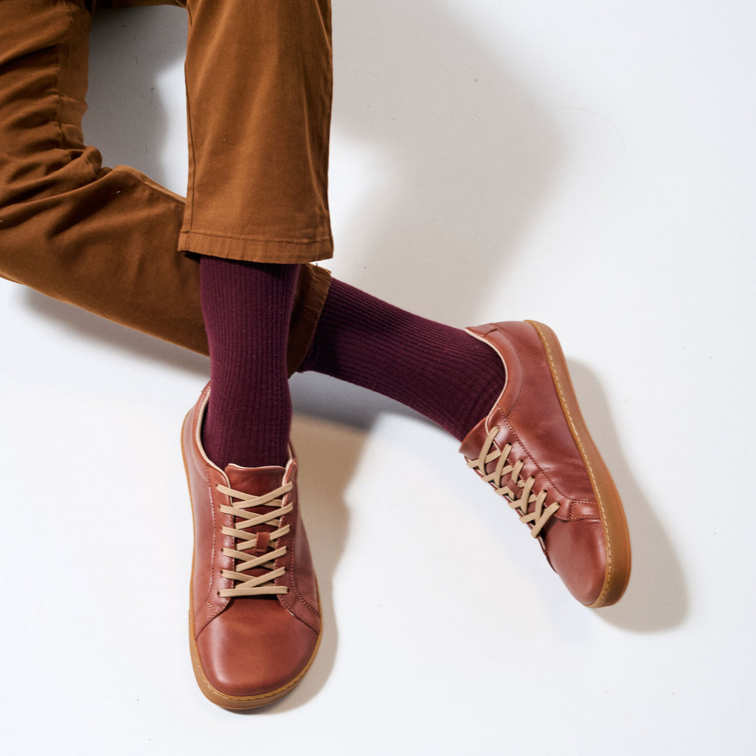Zapatillas barefoot de cuero Origo Everyday Sneaker Cinnamon, puestas con calcetines burdeos