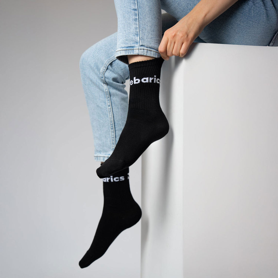 Calcetines barefoot Barebarics Crew negros, puestos, sentado
