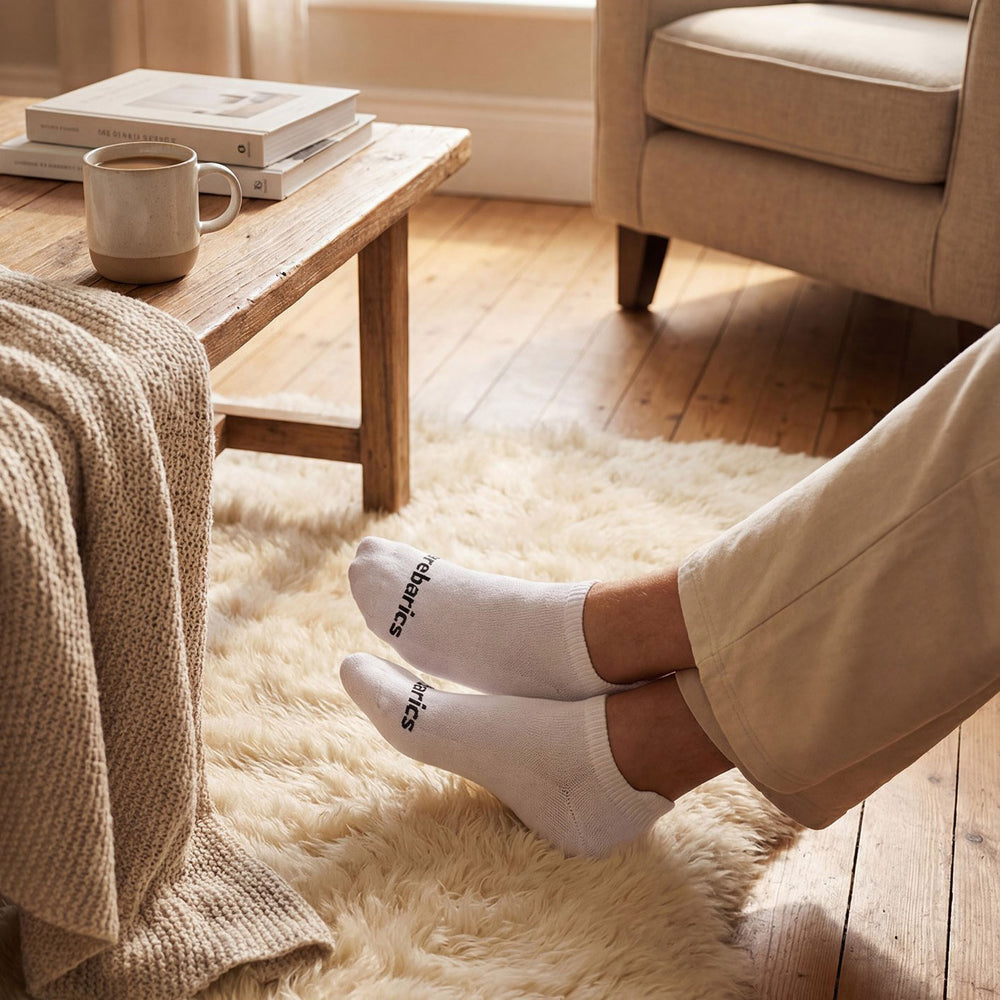 Calcetines barefoot low-cut Barebarics blancos, puestos sobre una manta
