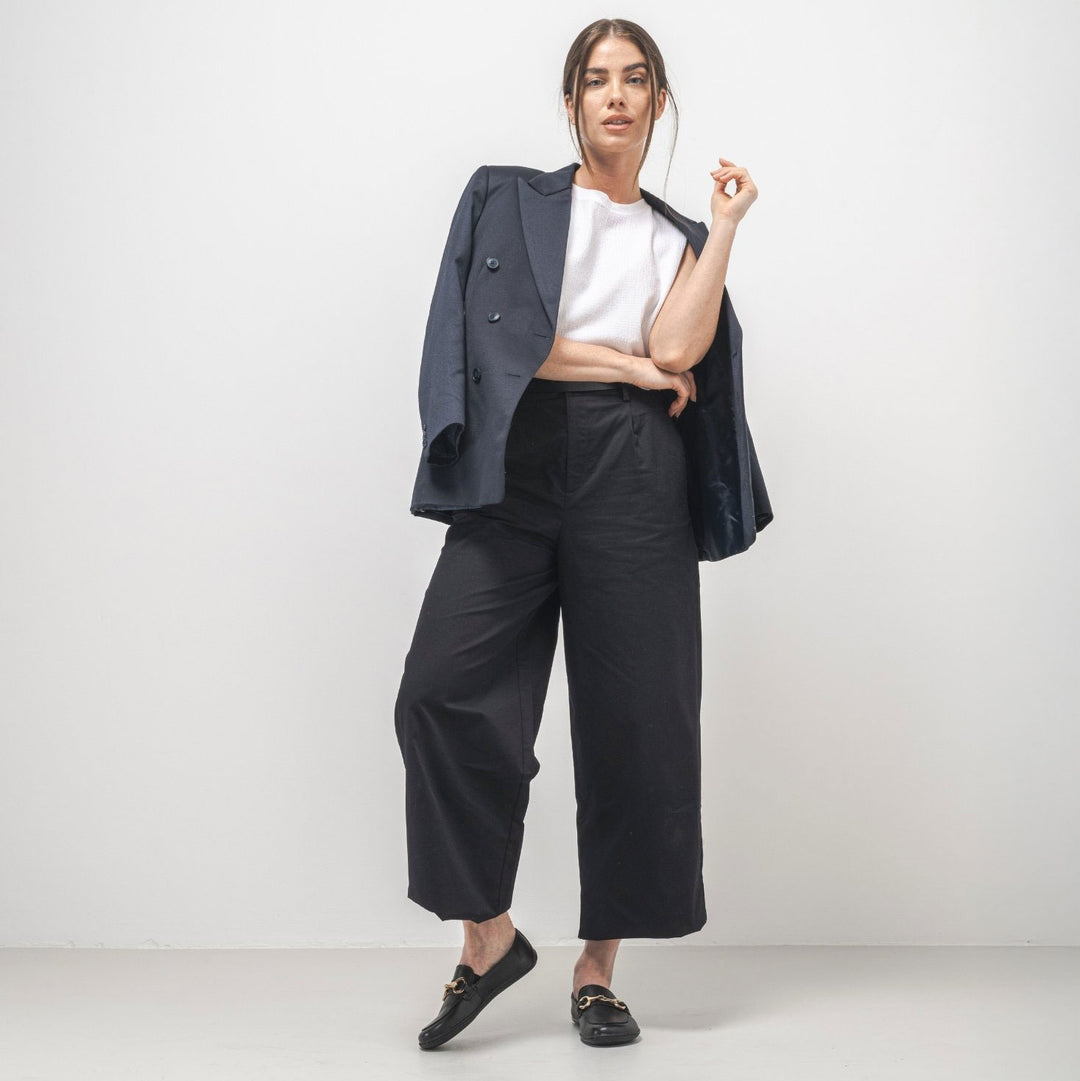 Mocasines barefoot Be Lenka Viva negros, look de oficina con pantalón y blazer