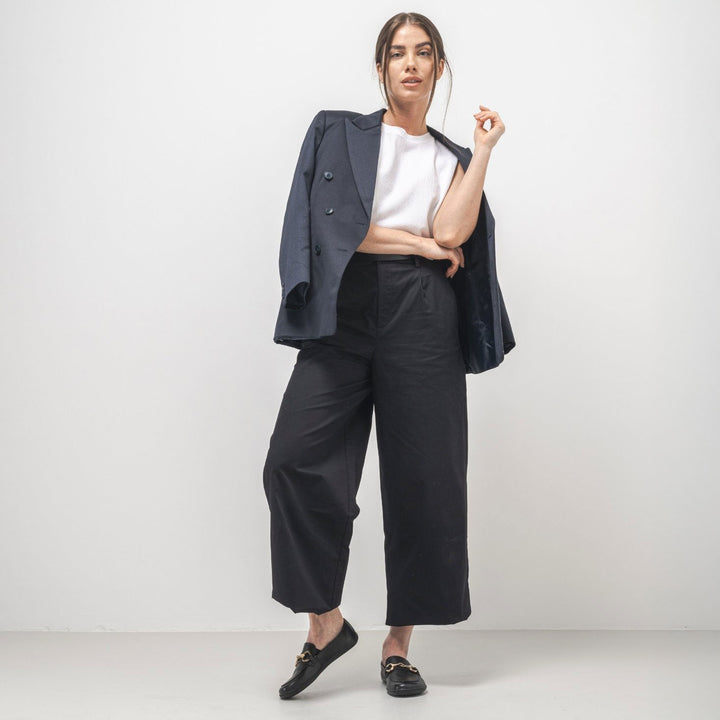 Mocasines barefoot Be Lenka Viva negros, look de oficina con pantalón y blazer