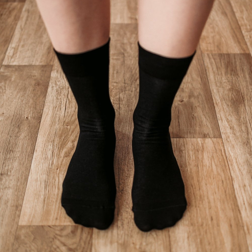 Calcetines barefoot largos Be Lenka negros, puestos