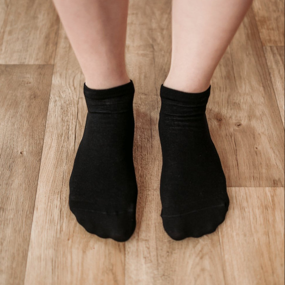 Calcetines barefoot cortos Be Lenka negros, puestos, vista frontal