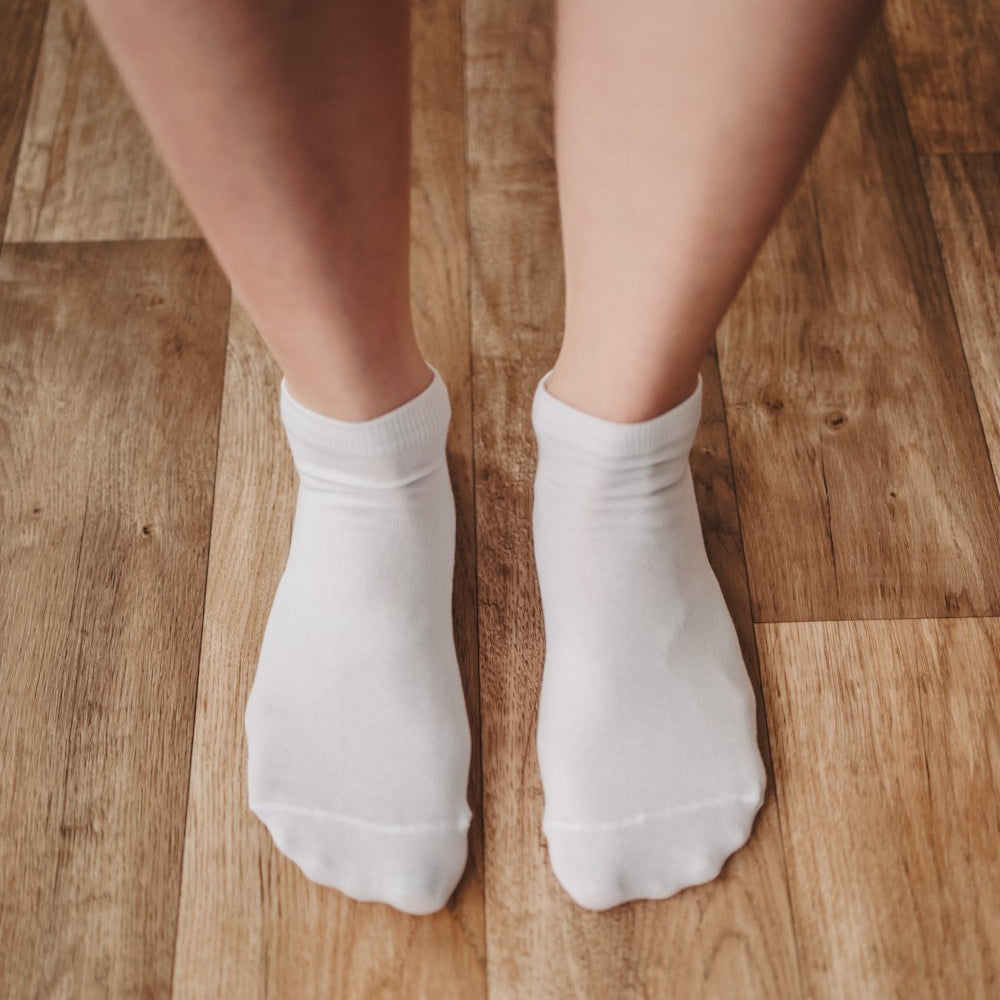 Calcetines barefoot cortos Be Lenka blancos, puestos, vista frontal