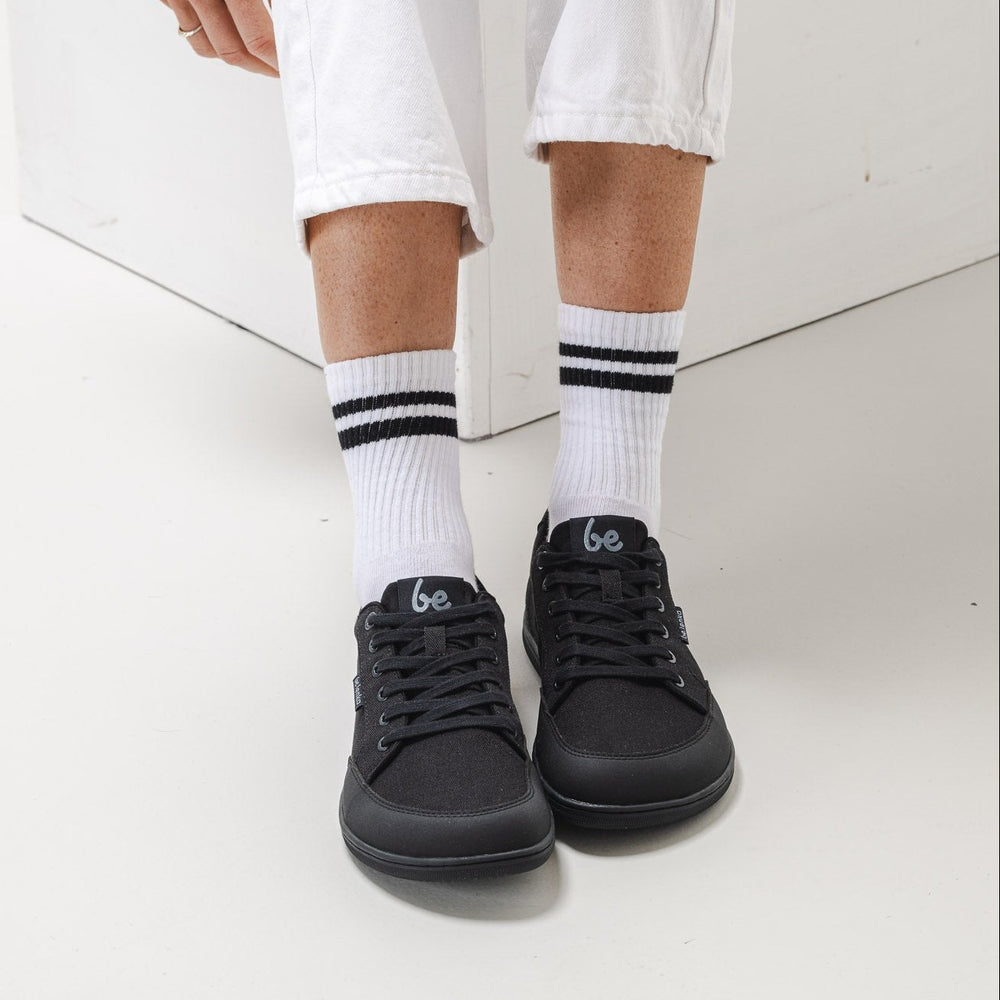 Zapatillas barefoot Be Lenka Rebound All Black, puestas con calcetines a rayas