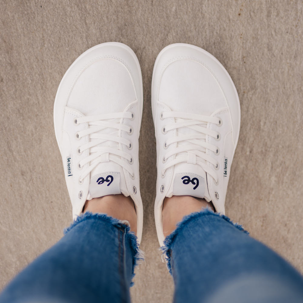 Zapatillas barefoot Be Lenka Rebound White blancas, puestas con jeans, vista superior