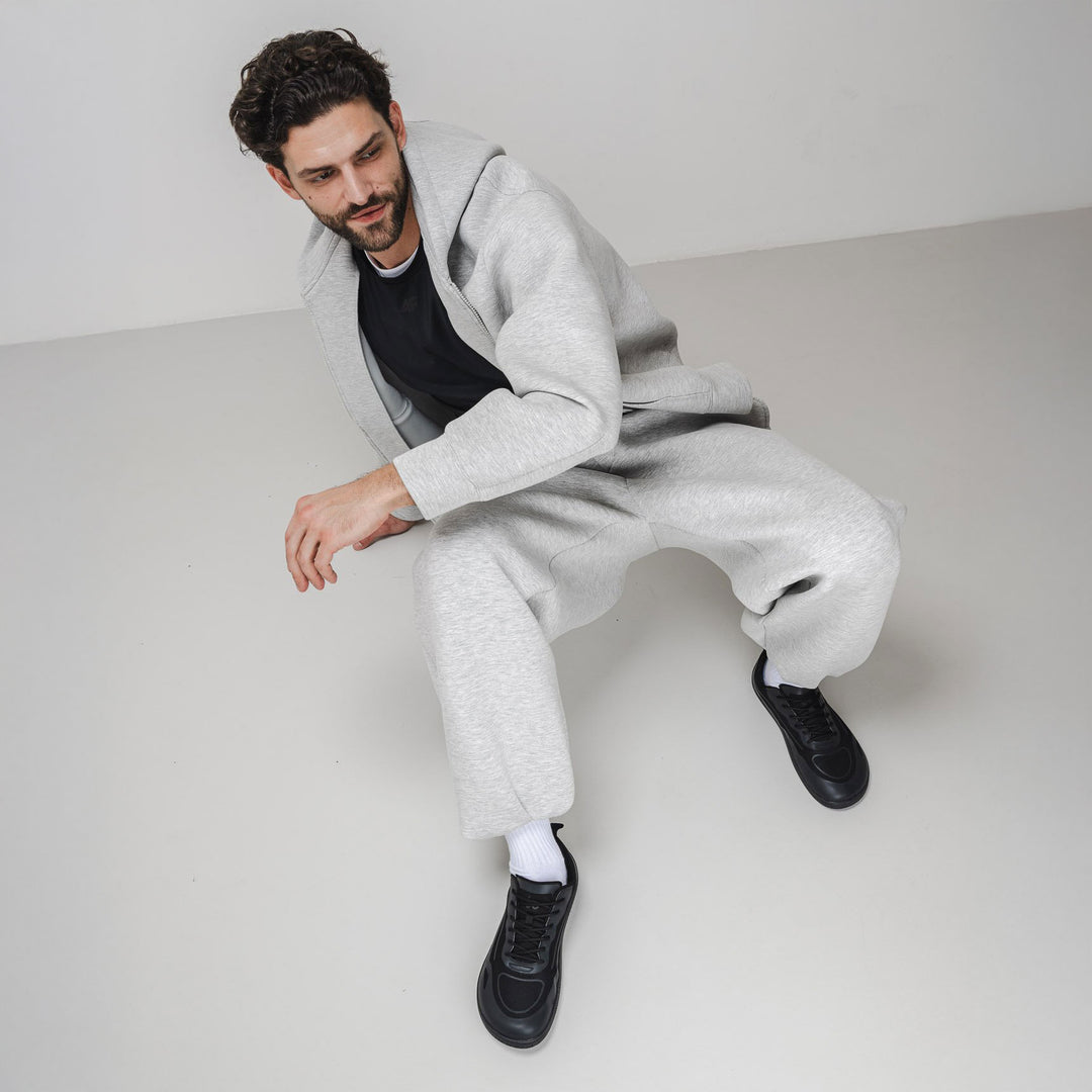 Zapatillas barefoot Be Lenka Velocity All Black veganas, look deportivo con jogger gris