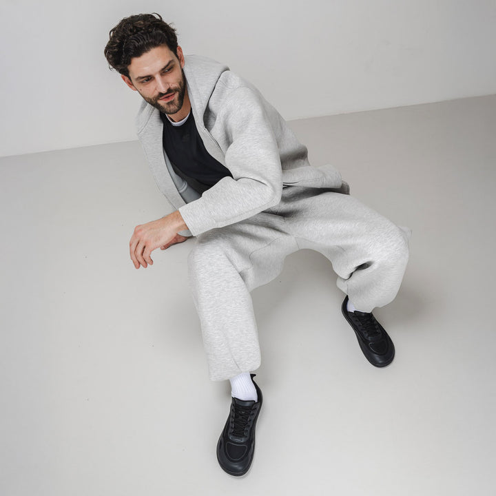 Zapatillas barefoot Be Lenka Velocity All Black veganas, look deportivo con jogger gris