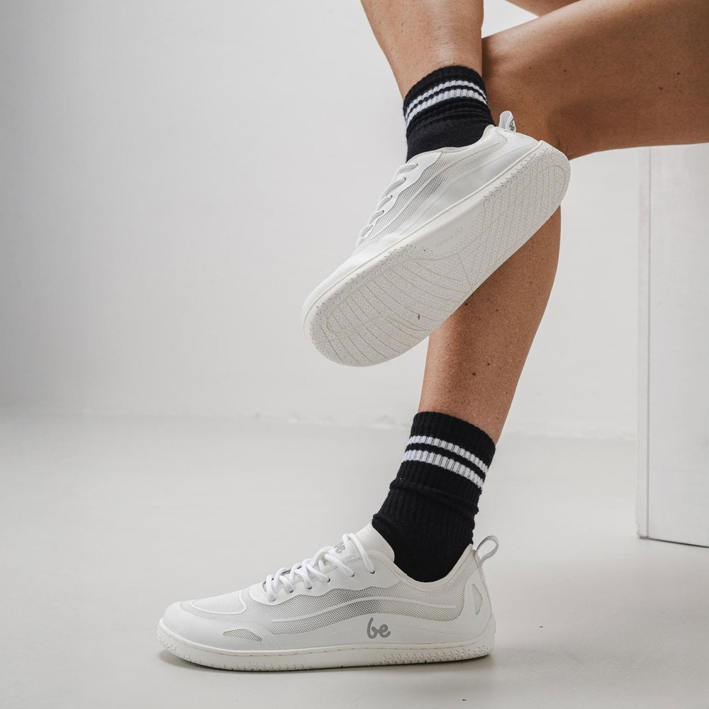 Zapatillas barefoot Be Lenka Velocity White blancas, puestas con calcetines a rayas