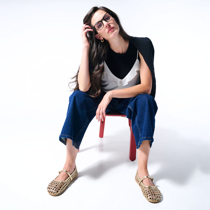 Bailarinas barefoot tejidas Origo Ballerina Gold, look casual, sentada