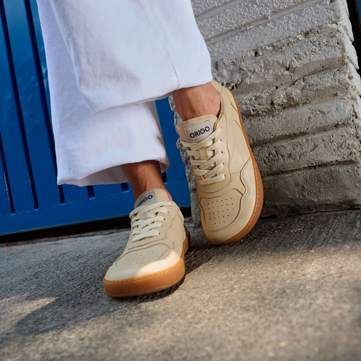 Zapatillas barefoot Origo Retro Gen 2 Sand, puestas con pantalón blanco