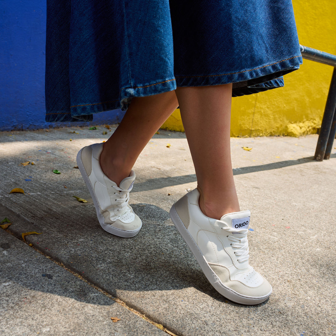 Zapatillas barefoot Origo Retro Gen 2 White blancas, puestas con falda de jeans