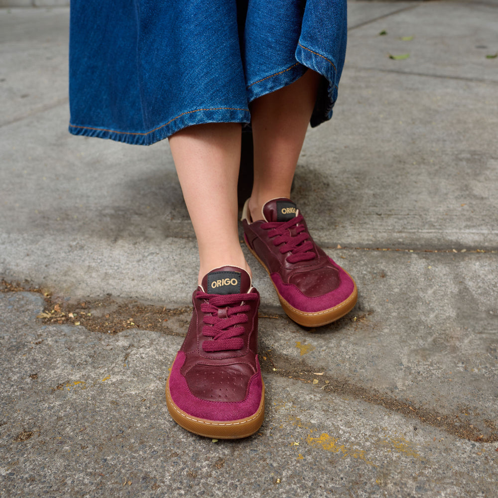 Zapatillas barefoot Origo Retro Gen 2 Burgundy mujer con falda de jeans