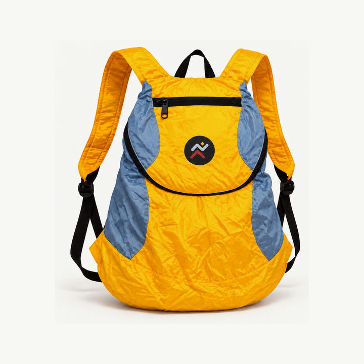 Mini Backpack Runae 15 litros amarilla y celeste, vista frontal en fondo color hueso