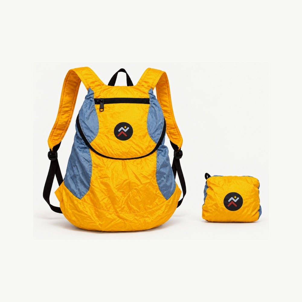 Mini Backpack Runae amarilla y celeste desplegada junto a su tamaño plegado