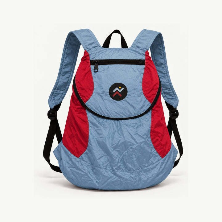 Mini Backpack Runae 15 litros gris y roja, vista frontal en fondo color hueso