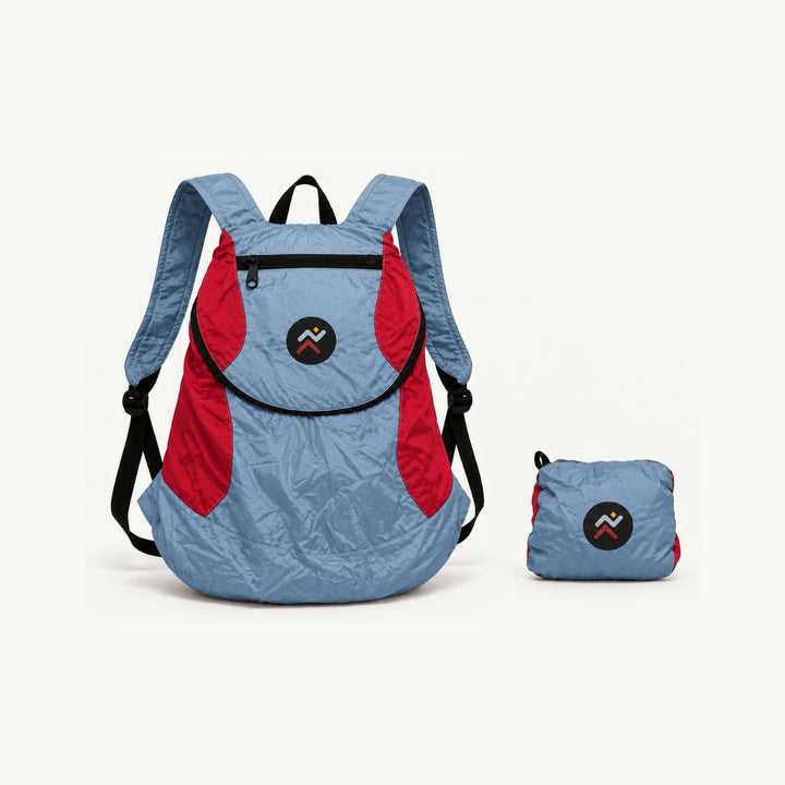 Mini Backpack Runae gris y roja desplegada junto a su tamaño plegado