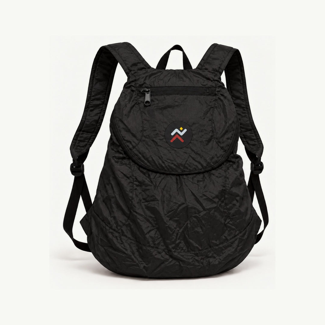Mini Backpack Runae 15 litros negra, vista frontal en fondo color hueso