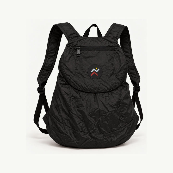 Mini Backpack Runae 15 litros negra, vista frontal en fondo color hueso