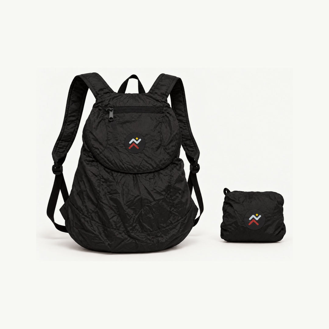 Mini Backpack Runae negra desplegada junto a su tamaño plegado