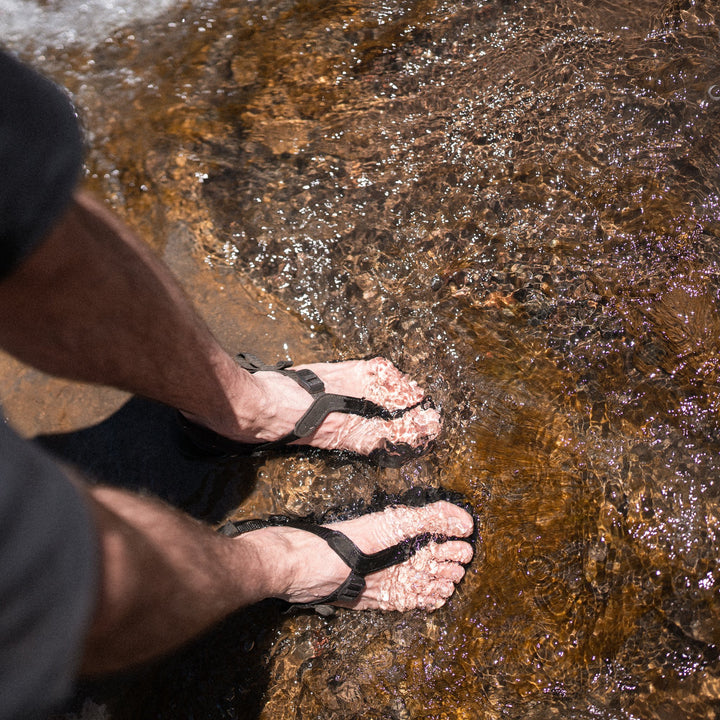 Sandalias barefoot Runae Zenda Trail en un río